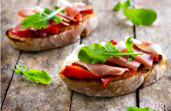 Focaccia de presunto cru e tomates