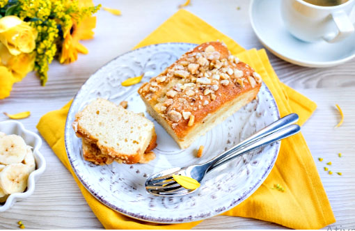 Aprecie um saboroso bolo de fubá com banana