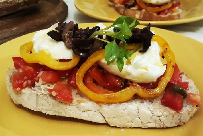Receita de Bruschetta Caprese com mozzarella de Búfala
