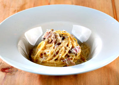 Chef Douglas Benatti ensina a fazer o Carbonara perfeito