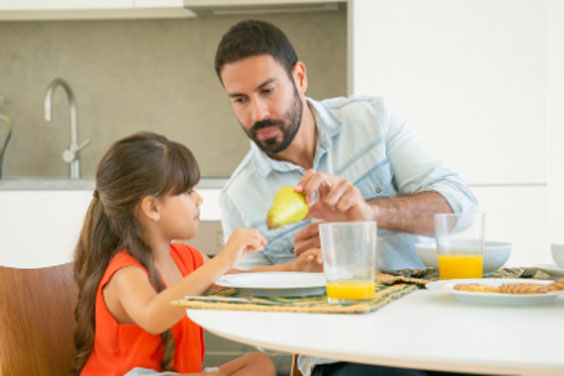 Nutricionista compartilha dicas para ensinar crianças a comer bem