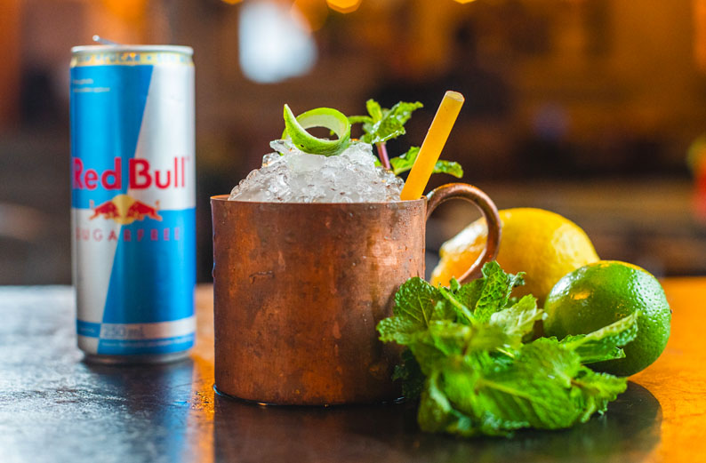 Quatro receitas de drinques fáceis e saborosos para fazer com Red Bull