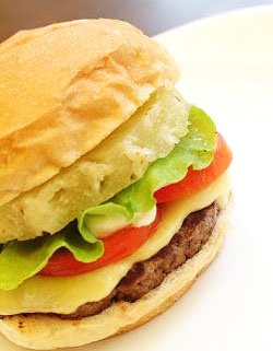 Família Burger mistura abacaxi com hambúrguer para celebrar a Primavera