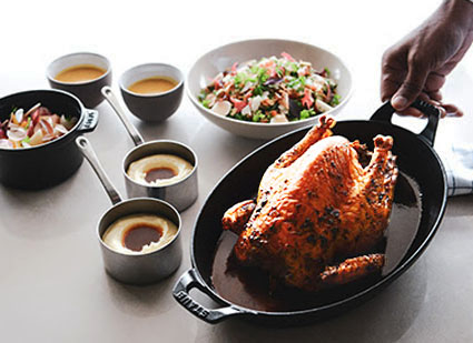 Chef estrelado Marcel Ravin ensina receita clássica de frango assado