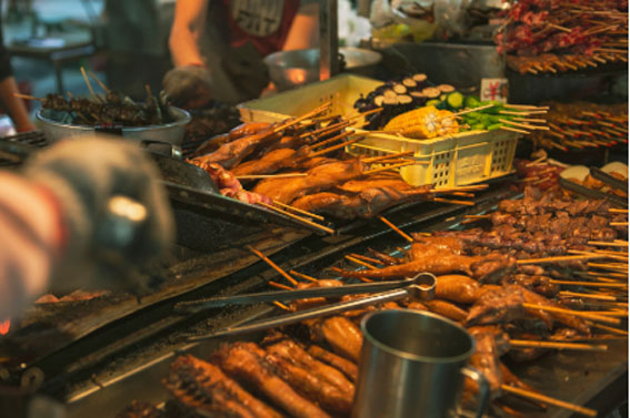 Mercado noturno de Taiwan: uma festa da culinária asiática