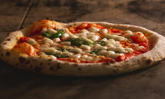 Pizzaiolo ensina fazer a clássica pizza Marguerita napolitana