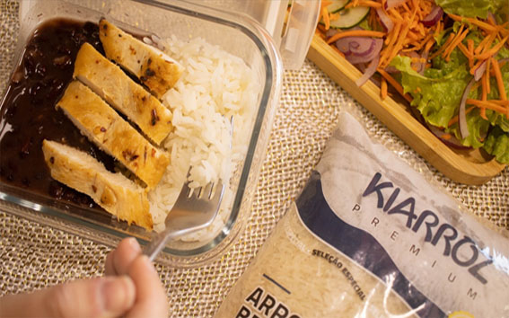 Variedade de preparos e acompanhamentos com arroz