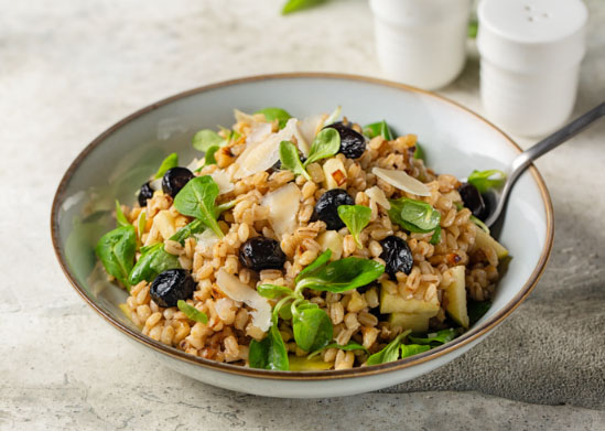 Salada de Cevadinha com Suco de Laranja Xandô