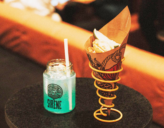 Sirène Fish n’ Chips lança carta de drinks assinada por Igor Bispo